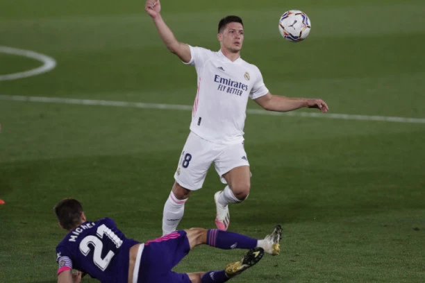 NAVIJAČI REALA BESNI: Zbog OVOG STARTA je trebao da svira PENAL nad Jovićem (FOTO)