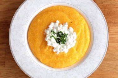 (RECEPT) Prava seoska večera: Zapečena palenta sa sirom i jogurtom