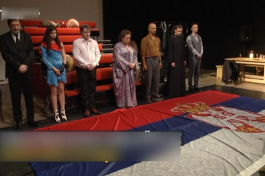 SKANDALOZNA PREDSTAVA USRED BEOGRADA: Srpsku zastavu bacili pod noge, svoj narod optužili za genocid!