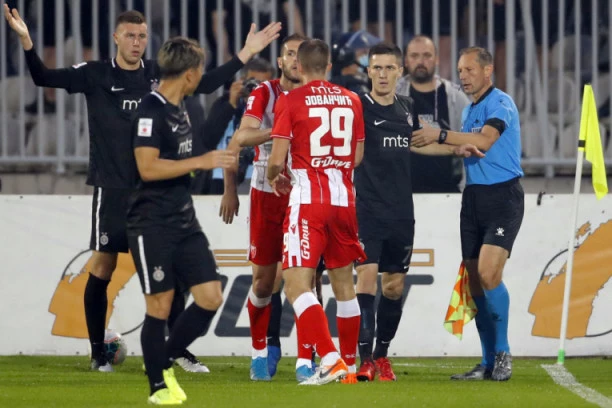 "GROBARI" ĆE POBESNETI: FSS duplo više KAZNIO Partizan od Zvezde! Crno-beli usred krize plaćaju MILIONE!