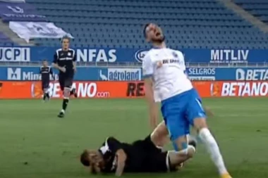 (UZNEMIRUJUĆI VIDEO) RAZVALIO MU NOGU: Reprezentativac BiH ostao bez nje, morali su da je seku...