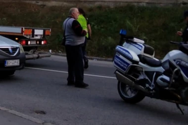 (VIDEO) NA MESTO NESREĆE STIGAO I SIN POVREĐENE ŽENE: Evo kako je reagovao prilikom susreta sa vozačem "Dačije" koja je pokosila  njegovu majku