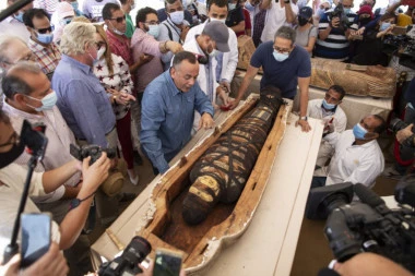 Neverovatno arheološko otkriće: U Egiptu pronađeno 56 zapečaćenih sarkofaga sa mumijama