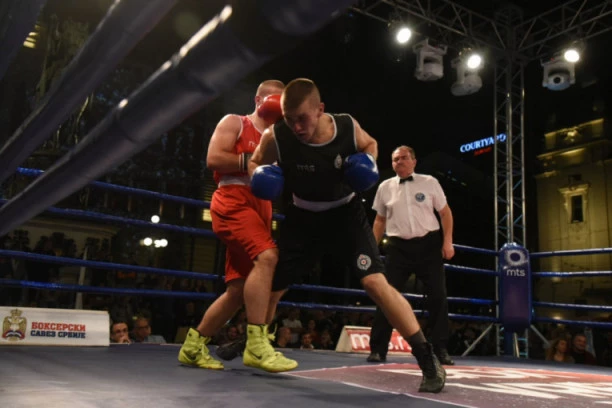 (VIDEO) NEVEROVATNI KADROVI "VEČITOG" DERBIJA U BOKSU: Spektakl na Trgu Republike iz sasvim drugog ugla - srpski boks se podigao iz "kliničke smrti"!