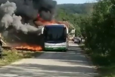 (VIDEO) Stravičan prizor kod Vranja! Zapalio se pun autobus, putnici uspeli da istrče na vreme!
