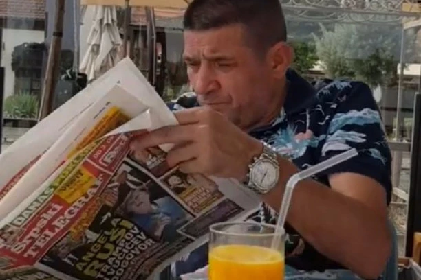 (VIDEO) ZNA KOME MOŽE DA VERUJE: Baja Mali Knindža čita Srpski telegraf