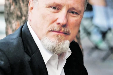 "USTANAK" UBIJA SVE ŠTO VUČE UNAZAD: Predstavljen debi muzički album Đorđa Sibinovića! (FOTO)