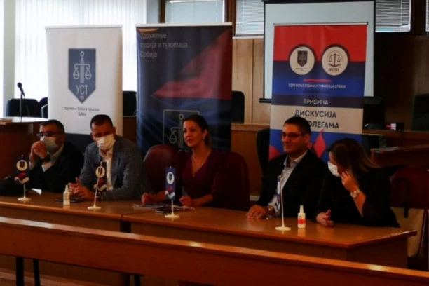 UDRUŽENJE SUDIJA I TUŽILACA UPOZORAVA: Demonstrantima preti krivicna ili prekršajna odgovornost!