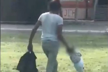 (FOTO) DA SE ČOVEK PREKRSTI I LEVOM I DESNOM: Nesavesna majka drži BEBU JEDNOM RUKOM i mlatara detetom kao da je kandilo