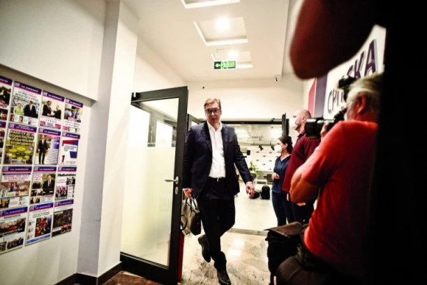 SIMBOLIČAN POKLON PRED SEDNICU PREDSEDNIŠTVA SNS: Naprednjaci doneli DRVENI KOŠ za Vučića