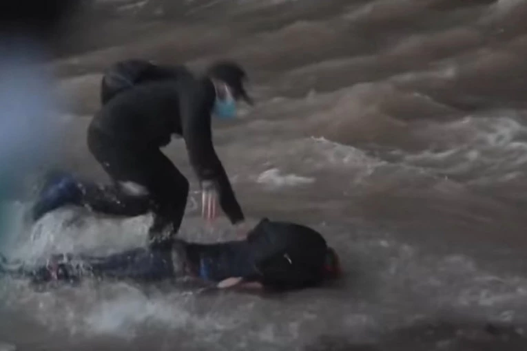 (UZNEMIRUJUĆI VIDEO) Policajac gurnuo tinejdžera (16) sa mosta: Neviđena brutalnost koja je sve ostavila u šoku