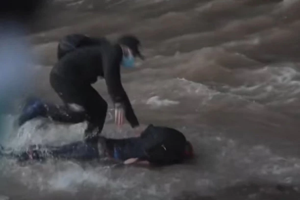 (UZNEMIRUJUĆI VIDEO) Policajac gurnuo tinejdžera (16) sa mosta: Neviđena brutalnost koja je sve ostavila u šoku