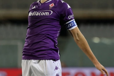 (FOTO) Počinio OGROMAN FUDBALSKI GREH, pa "proteran" od strane navijača!