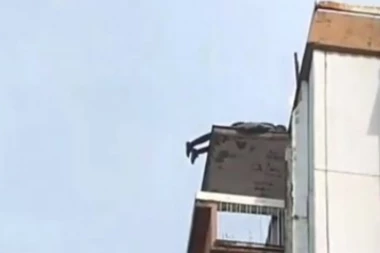 (UZNEMIRUJUĆ VIDEO) JEZIVA SCENA U CENTRU PRESTONICE: Pao sa 12. sprata, i to pred vozilo Hitne pomoći!