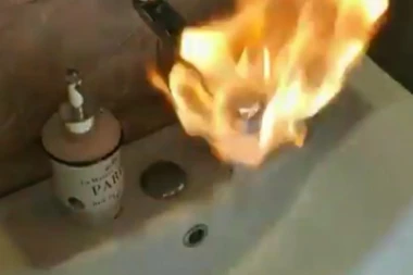 (ŠOK VIDEO) U SELU KOD ZRENJANINA IZ SLAVINE TEČE VODA KOJA GORI: Ljudi u panici, strahuju da će se desiti katastrofa!