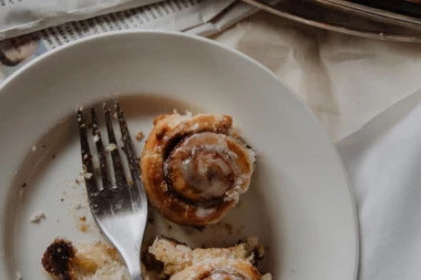 STARINSKE RUŽICE SA ORASIMA PO RECEPTU NAŠIH BAKA: Mirisne i meke kao duša, vraćaju u detinjstvo!