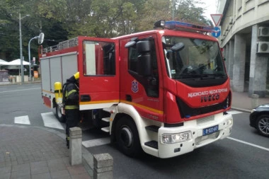 LOKALIZOVAN POŽAR NA BANJICI: Zapalio se tramvaj, vatrogasci hitno reagovali
