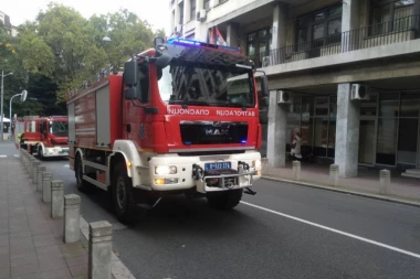 ZAPALILA SE DVA AUTOBUSA U BEOGRADU: Vatrogasci na terenu!