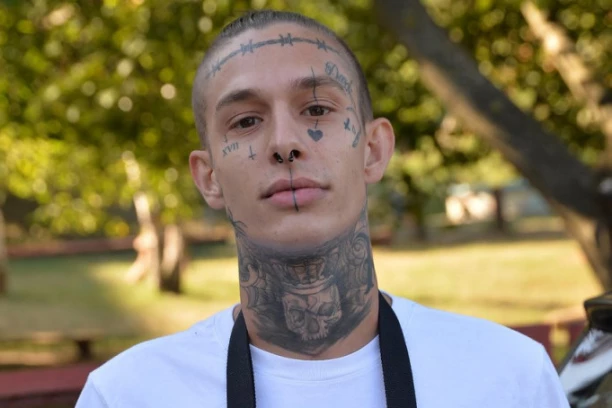 FRAN PUJAS IZAŠAO IZ ZATVORA! Isplivala prva slika sa slobode, bivši zadrugar besno pokazuje srednji prst (FOTO)