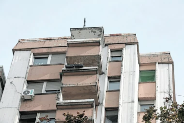 DRAMA NA BEOGRADSKOM DORĆOLU JUČE OKONČANA STRAŠNOM TRAGEDIJOM: Strmoglavio se u ambis sa 12. sprata
