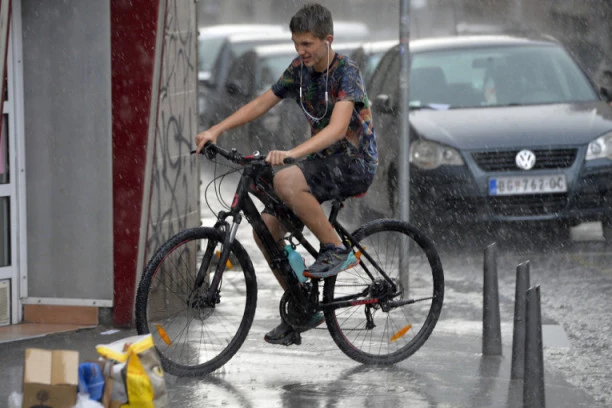 RHMZ IZDAO HITNO UPOZORENJE: Vojvodinu pogodilo nevreme, Subotica pod vodom, ovi delovi zemlje sledeći na udaru