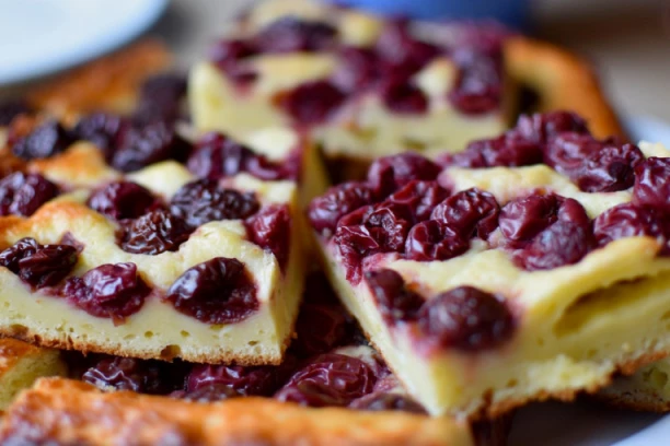 STARINSKI KOLAČ SA VIŠNJAMA: Lako se pravi, sočan je i svi ga obožavaju!