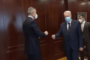 (VIDEO) OČI U OČI! Cela Crna Gora bruji o ovome: Ovako se Milo pozdravio sa ljudima koji su ga PORAZILI!