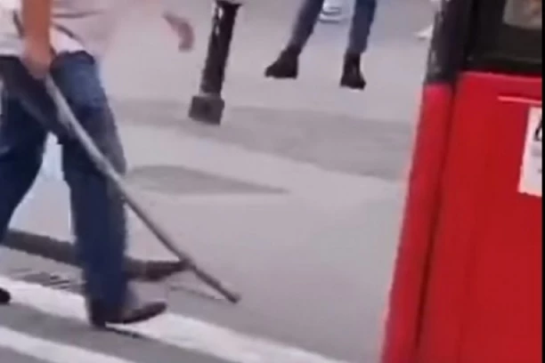 (VIDEO) BRUTALNA SCENA U BEOGRADU: Vozač autobusa sa šipkom u ruci izleteo iz vozila, pa otrčao ka čoveku! Pogledajte šta se desilo
