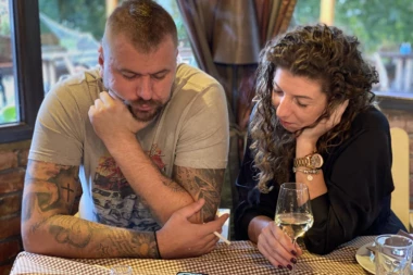 NEĆETE VEROVATI ŠTA JE RADIO PRE SEDAM GODINA: Janjuš konačno otkrio ISTINU SLIKE KOJU JE POSTAVIO SA ENOM, ZBOG TOGA SADA PLAĆAM CENU!