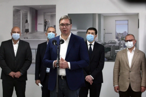 (VIDEO) VUČIĆ NA OBILASKU RADOVA NA KCS: Dve nove bolnice za četiri mseseca! Jel' to neko verovao?