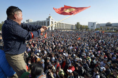 Predsednik Kirgistana proglasio VANREDNO STANJE u Biškeku: Zbog nereda se po gradu raspoređuje vojska!