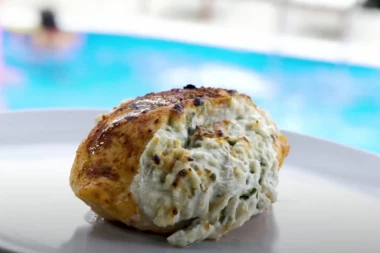 (RECEPT) Najsočniji ručak iz rerne: Piletina punjena kajmakom i spanaćem!