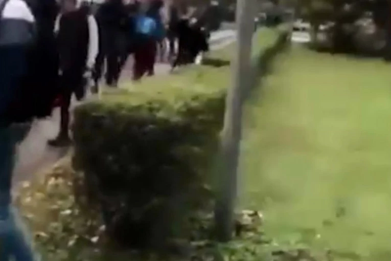 (VIDEO) Užasne scene ispred srednje škole u Vukovaru: Napadnuta srpska deca!