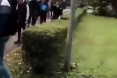 (VIDEO) Užasne scene ispred srednje škole u Vukovaru: Napadnuta srpska deca!