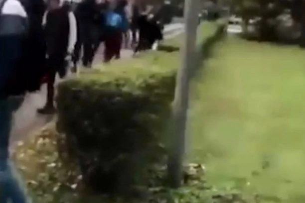 (VIDEO) Užasne scene ispred srednje škole u Vukovaru: Napadnuta srpska deca!