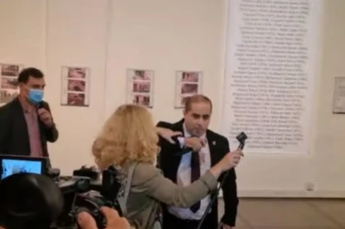 (VIDEO) Miša Vacić izazvao incident na izložbi tzv. zločina u Tuzli: Upao u kadar, zgrabio mikrofon a onda je nastao HAOS!