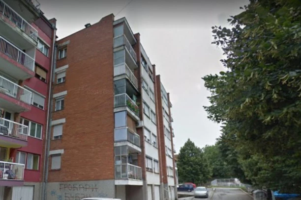 SAMOUBISTVO U NIŠU! Policajci došli da ga vode u zatvor, uspaničio se i skočio sa trećeg sprata!