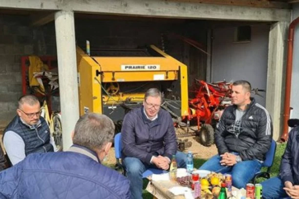 (FOTO) Vučić u Sjenici pre vojne vežbe: Ne možemo da obećamo sve, ali ćemo da tražimo rešenja za jedan po jedan problem!