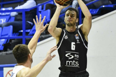 (VIDEO) GROBARI ĆE POLUDETI: Dangubić zaboravio da igra za Partizan, krenuo sa košarkašima Zvezde!