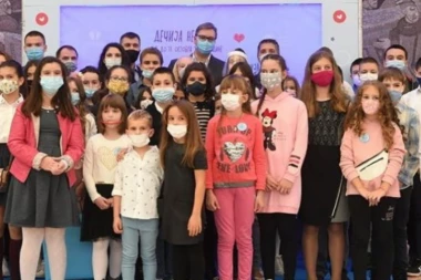 (FOTO) Predsednik Vučić uručio plakete na manifestaciji "Dečja nedelja": Podelio i jednu specijalnu nagradu