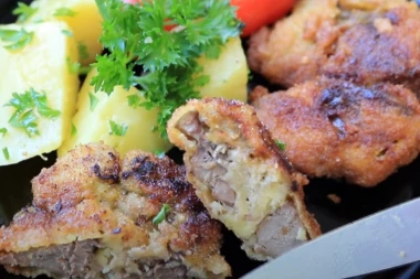 (RECEPT) RUČAK SPREMAN ZA 20 MINUTA: Hrskave pohovane pileće džigerice sa belim lukom