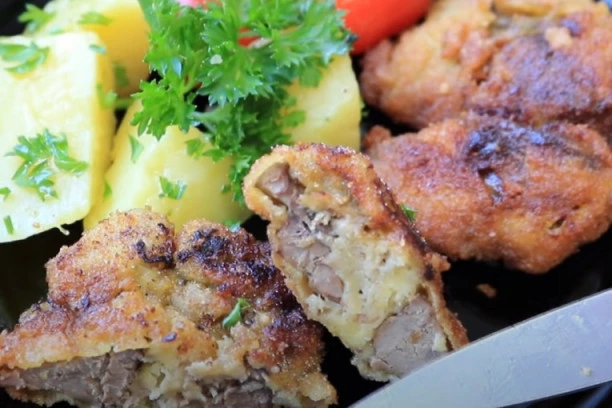 (RECEPT) RUČAK SPREMAN ZA 20 MINUTA: Hrskave pohovane pileće džigerice sa belim lukom