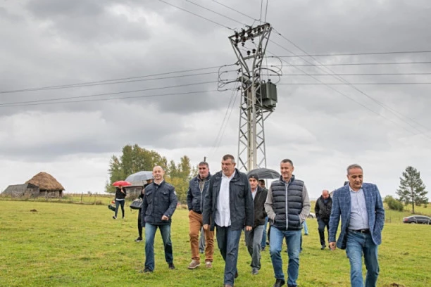 NOVI TRAFO STIGAO U DOLIĆE KOD SJENICE: Kad predsednik da reč svom narodu, onda nema čekanja!