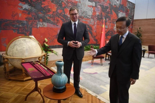 (FOTO) LIDERI RAZMENILI SNAŽNE PORUKE PODRŠKE: Vućić poručio Đinpingu da ga posle pandemije očekuje u Srbiji!