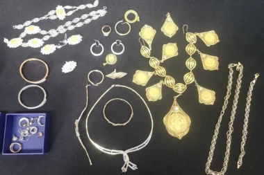 Uhapšen Albanac na graničnom prelazu: U audiju pronađeni zlato i satovi sumnjive originalnosti