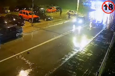 (VIDEO) UZNEMIRUJUĆI SADRŽAJ! Automobil u punoj brzini udario ženu dok je prelazila pešački, od siline udarca letela 10 metara!