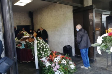 (FOTO, VIDEO) POSLEDNJE ZBOGOM BORI DRLJAČI: Potresne scena na ispraćaju legendarnog pevača