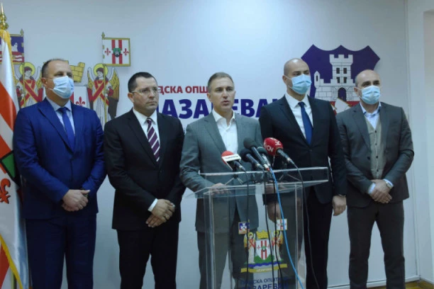 (FOTO) Stefanović sa novim rukovodstvom u Lazarevcu: U planu priključenje na auto-put, nova vodovodna mreža i policijska stanica