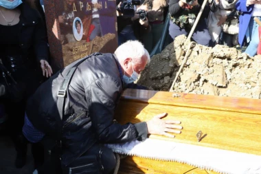 (VIDEO) NEMA RAJA BEZ RODNOGA KRAJA: Ovako je Era pesmom ispratio najboljeg druga!