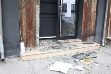 SNAŽNA EKSPLOZIJA U ULICI MARŠALA TITA! Bačena bomba na restoran "Plava noć"